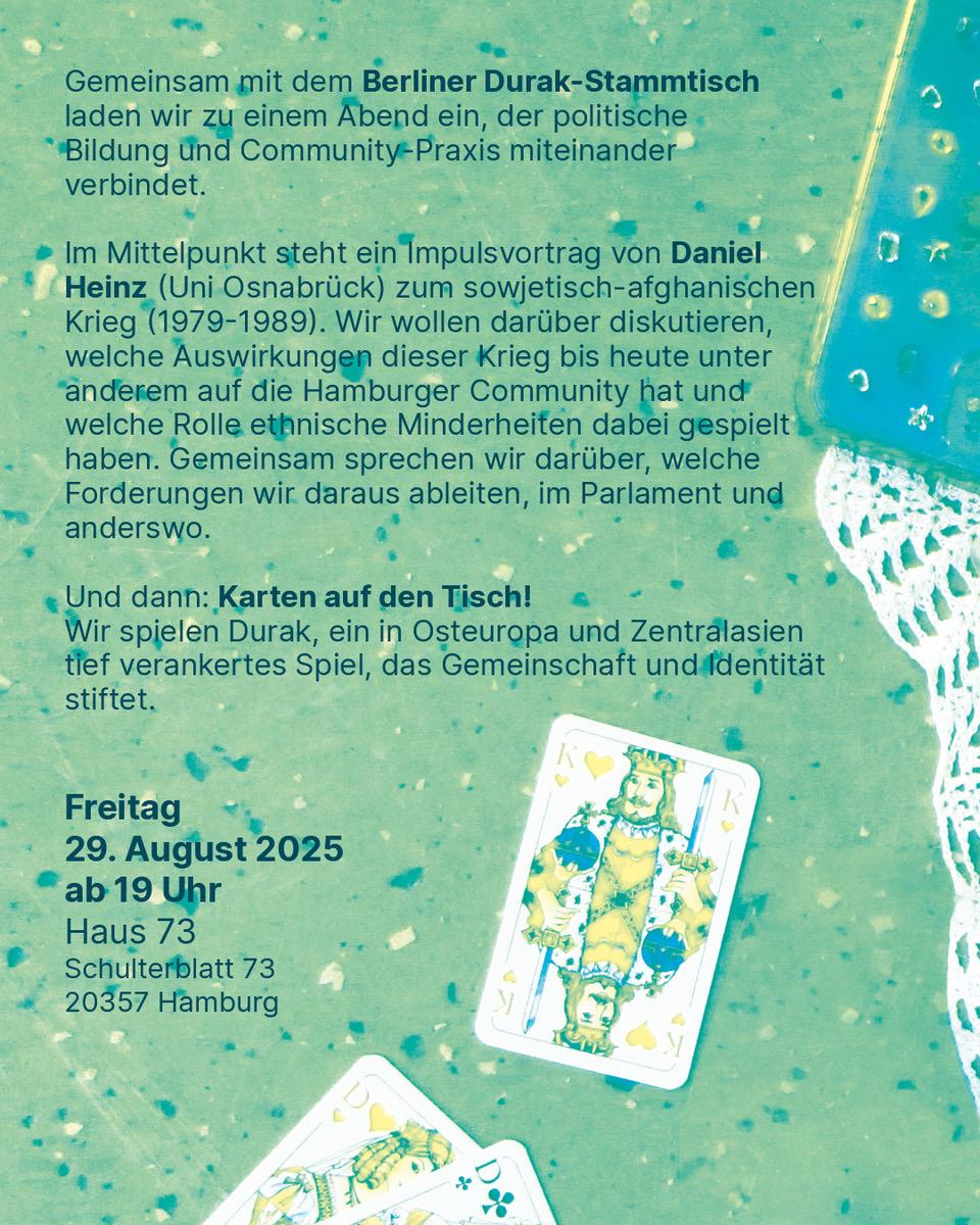 Grafik mit Einladung zu der Durak-Veranstaltung. Hintergrund zeigt Tischdecke, Spielkarten und Snacks. Text: „Gemeinsam mit dem Berliner Durak-Stammtisch laden wir zu einem Abend ein, der politische Bildung und Community-Praxis verbindet. Impulsvortrag von Daniel Heinz (Uni Osnabrück) zum sowjetisch-afghanischen Krieg. Danach: Karten auf den Tisch! Wir spielen Durak, ein in Osteuropa und Zentralasien tief verankertes Spiel. Freitag, 29. August 2025, ab 19 Uhr, Haus 73, Schulterblatt 73, 20357 Hamburg.“